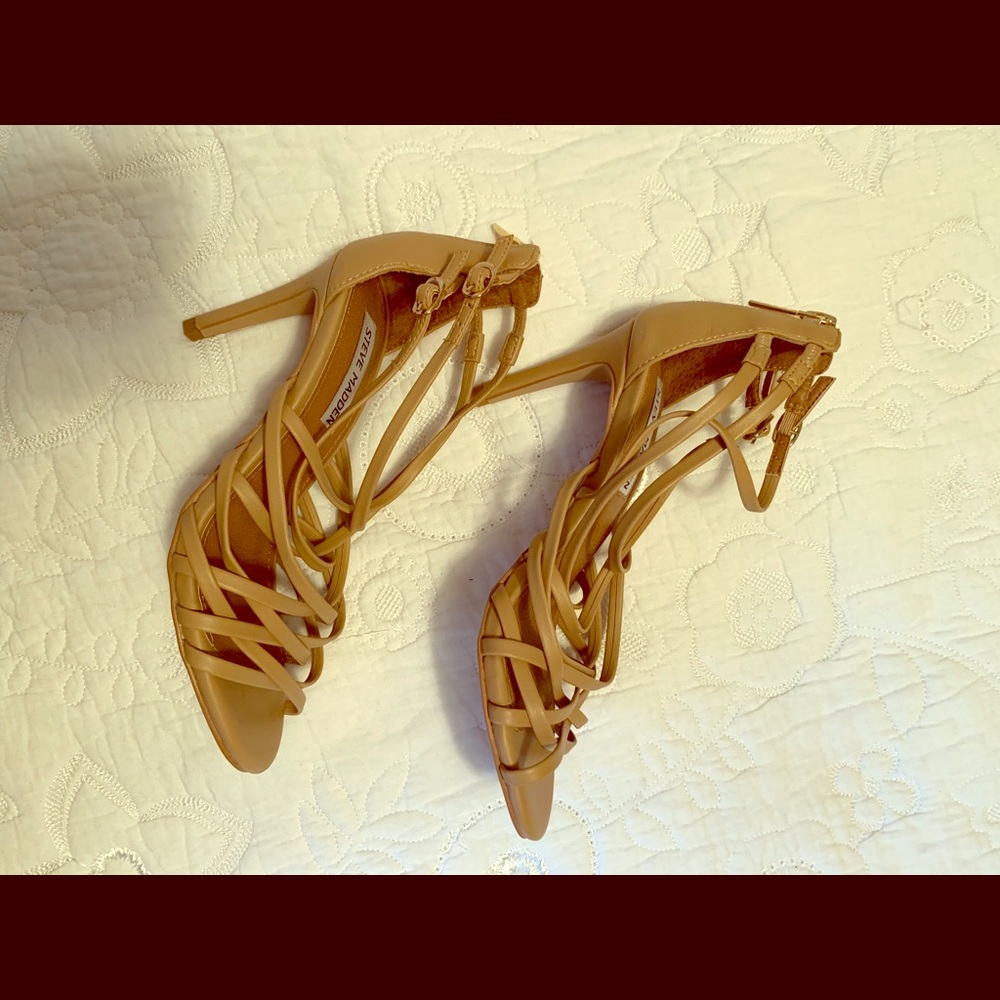 Steve Madden Fairyy beige strappy shoes/sandals.